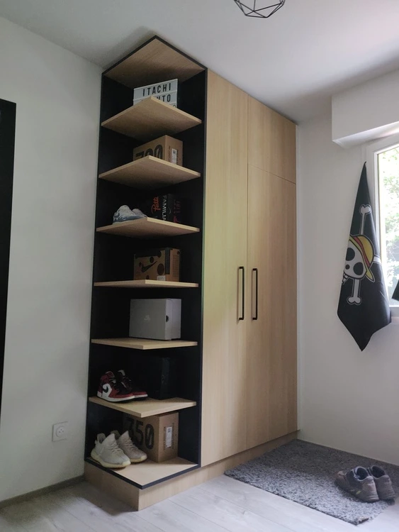 Armoire et étagères ouvertes