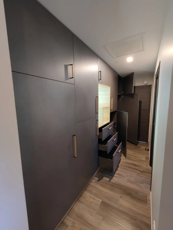 Tirois, portes, penderie et étagères