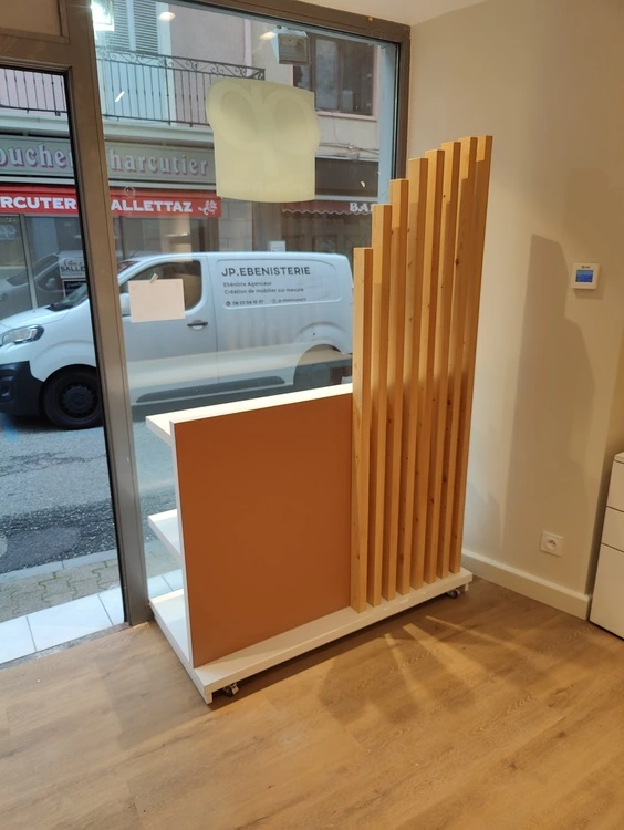 Présentoir de vitrine, sur roulettes