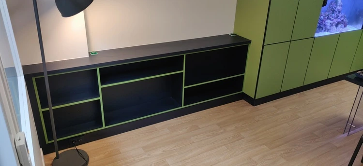 bureau bleu et vert