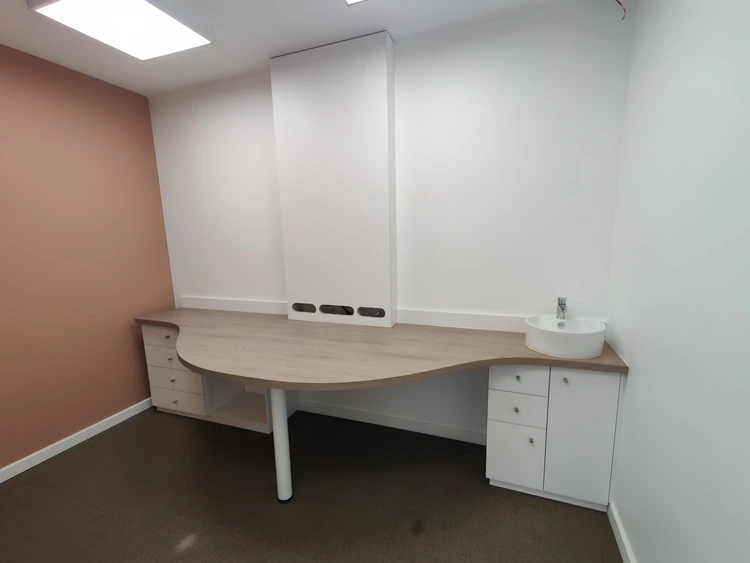 bureau et son point d'eau