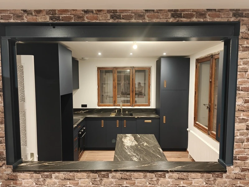 Cuisine bleu mat marbré ébénisterie savoie