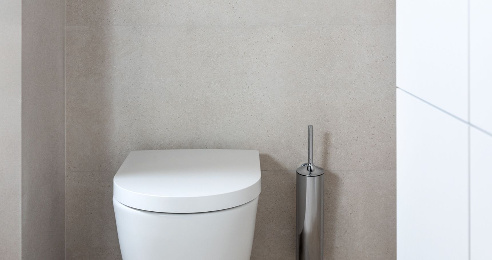 Minimalistische badkamer met hangtoilet, vierkant bedieningspaneel en strak toiletborstelhouder op lichtbeige tegelwand en -vloer.