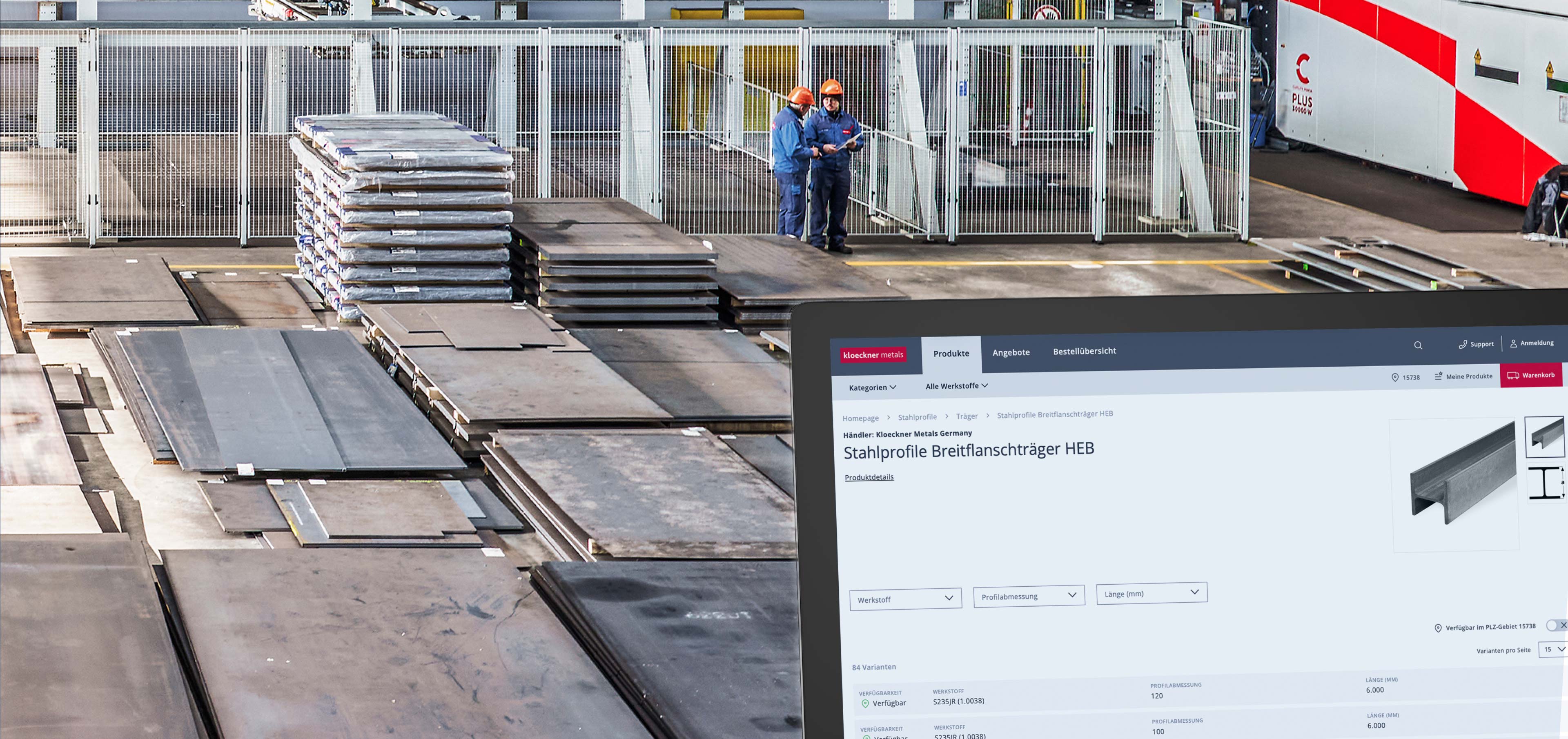 Stapel von Blechen in einer Fabrik, daneben zwei Arbeiter mit Schutzhelmen. Im Vordergrund ist eine Webseite für Stahlprodukte zu sehen.