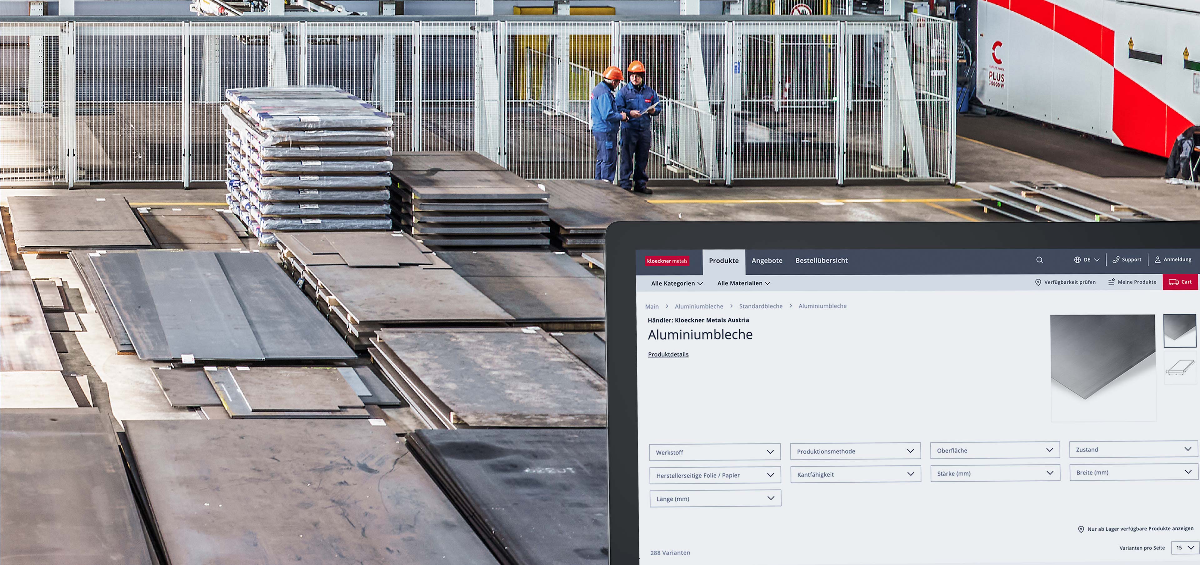 Stapel von Blechen in einem Lager, zwei Arbeiter mit Schutzhelmen, die sich unterhalten, und ein Computerbildschirm, auf dem Produktinformationen angezeigt werden.