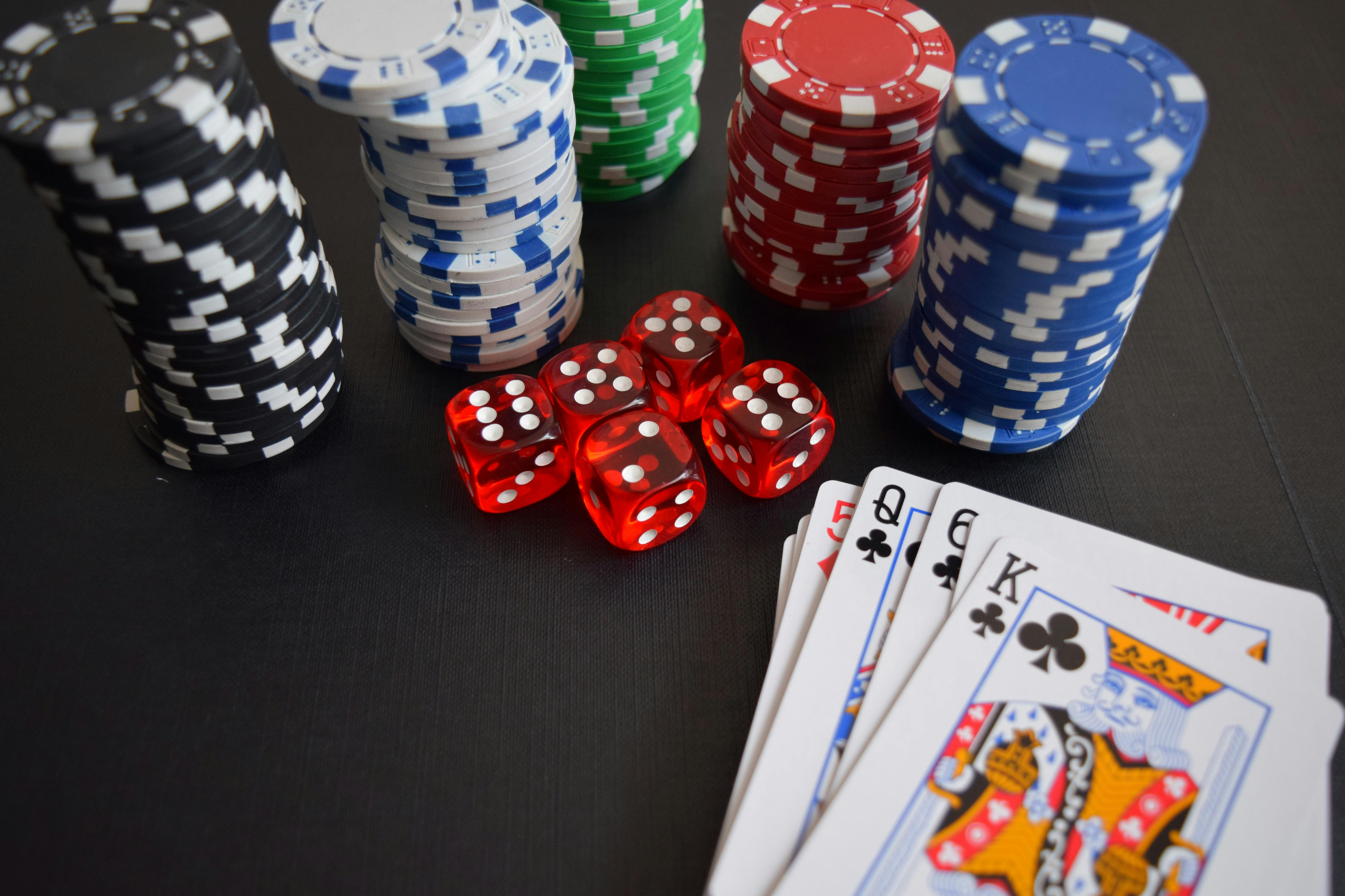 Kaartspel, dobbelstenen en pokerfiches