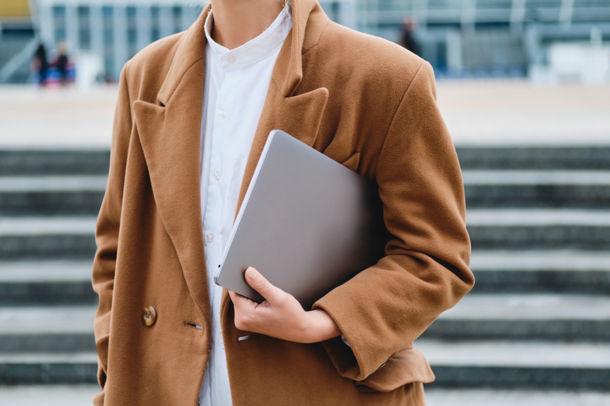 Vrouw met boyfriend winterjas