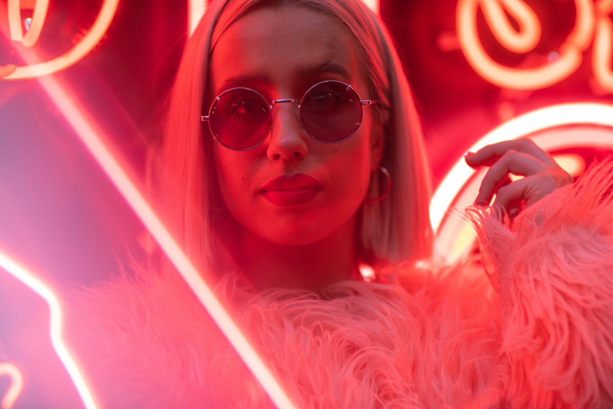 Vrouw met afghaanse jas