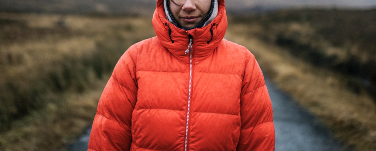 Vrouw met donsjas winterwarm