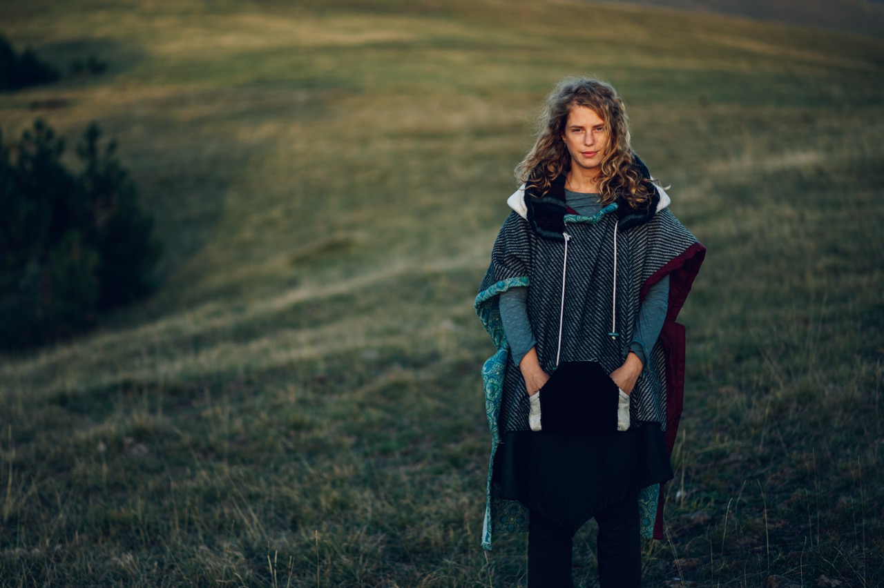 Dame met een poncho herfst