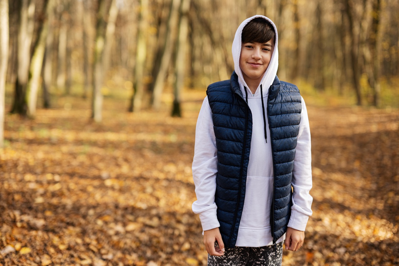 Jongen met een bodywarmer outdoor laagjes