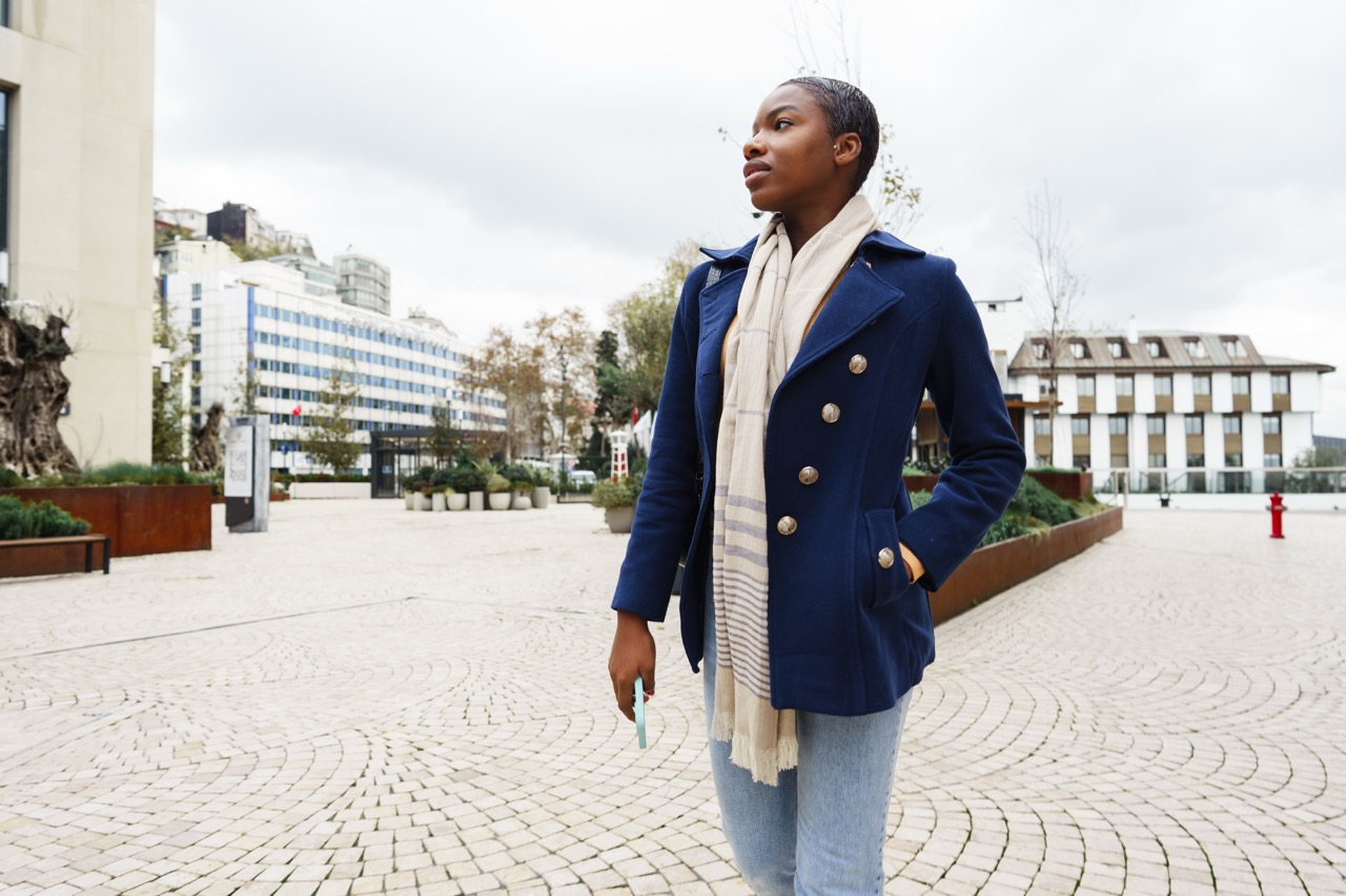 Vrouw met een caban winterjas klassiek