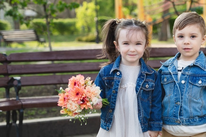 Meisje en jongen met en spijkerjas