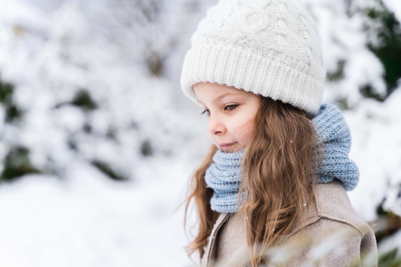 Meisje buiten in een winterjas