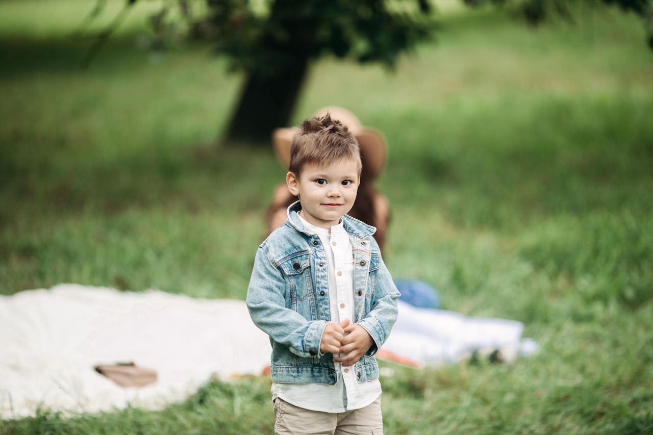 Jongen met een zomerjasje buiten