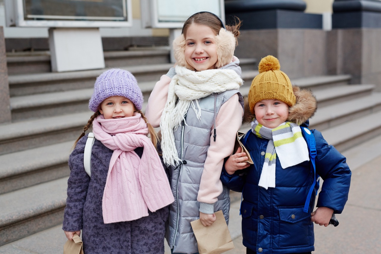 Kinderen in warme winterjassen