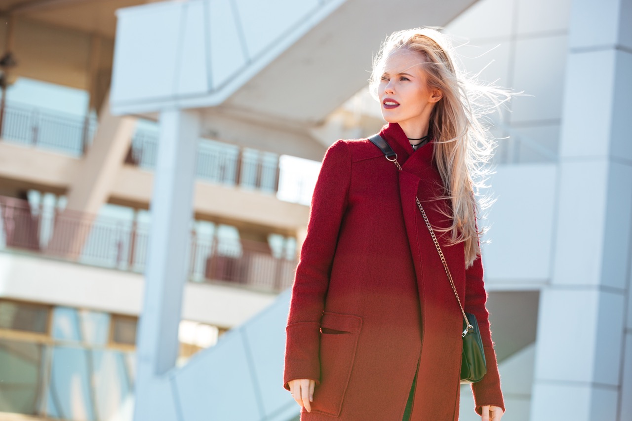 Vrouw met een rode mantel