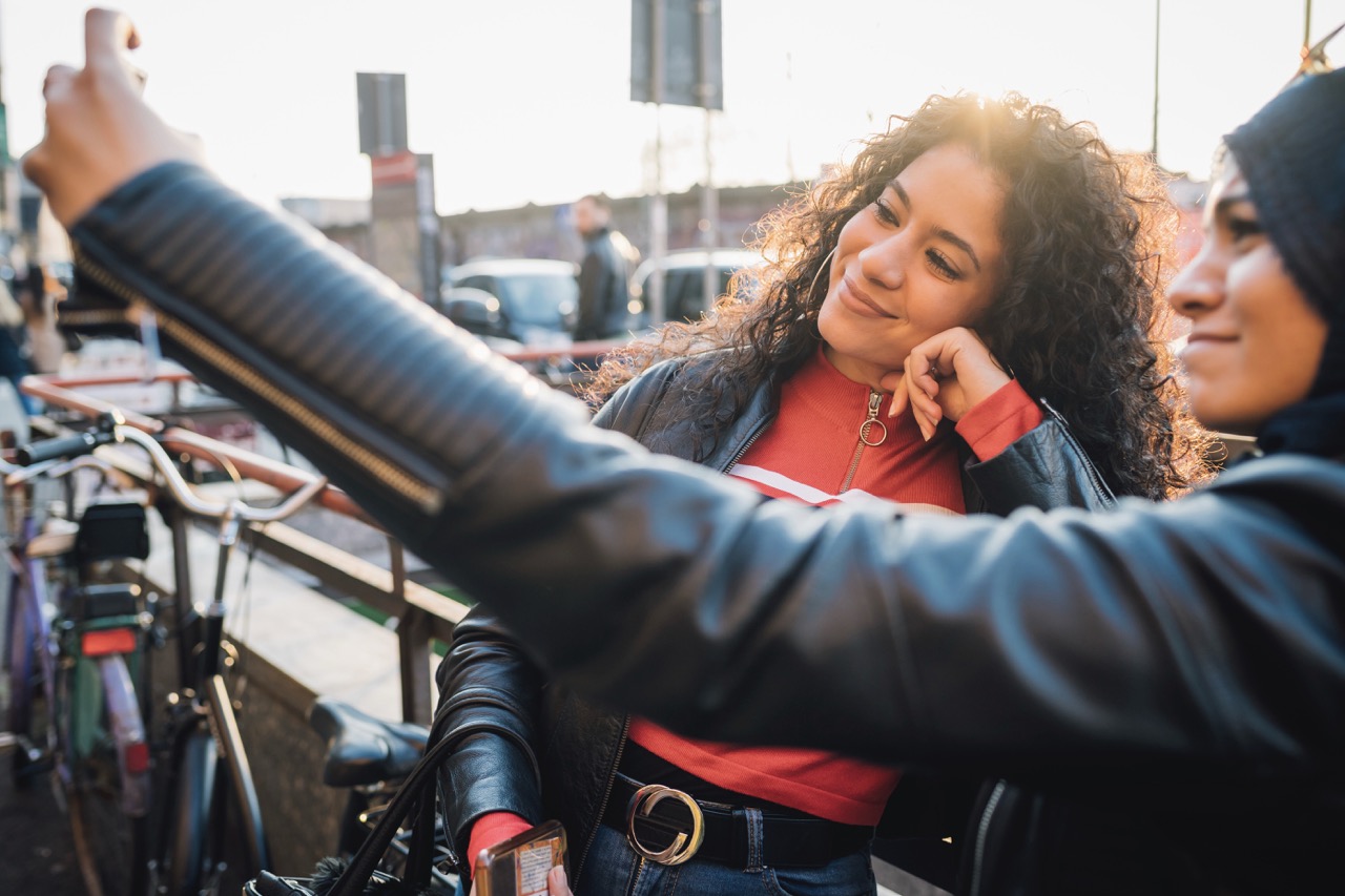 Vrouwen met een bikerjack