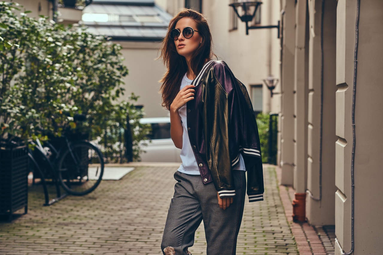 Fashionable vrouw bomberjack straatmode