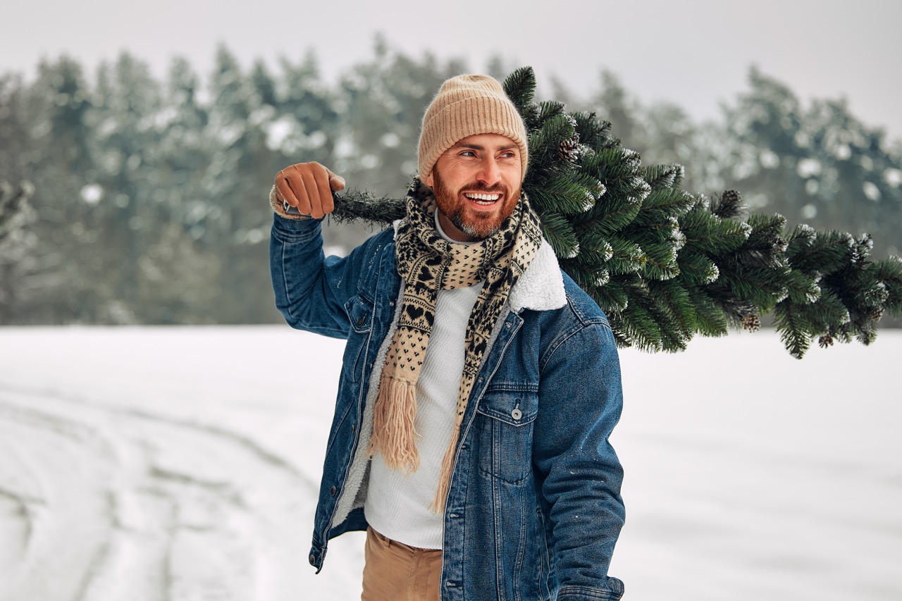 Man met een winterjas in de winter