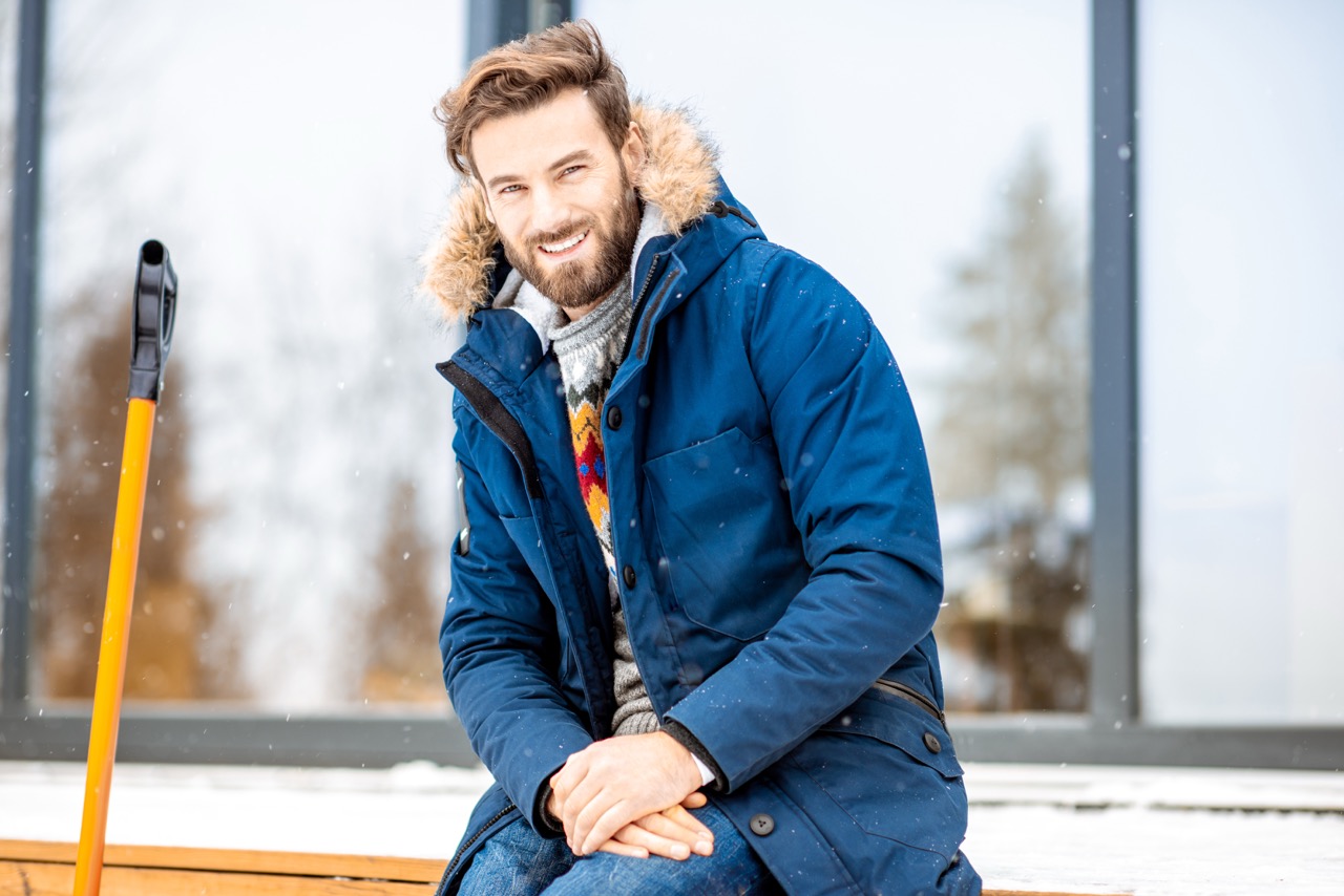 Man met een parka jas buiten winterwarm