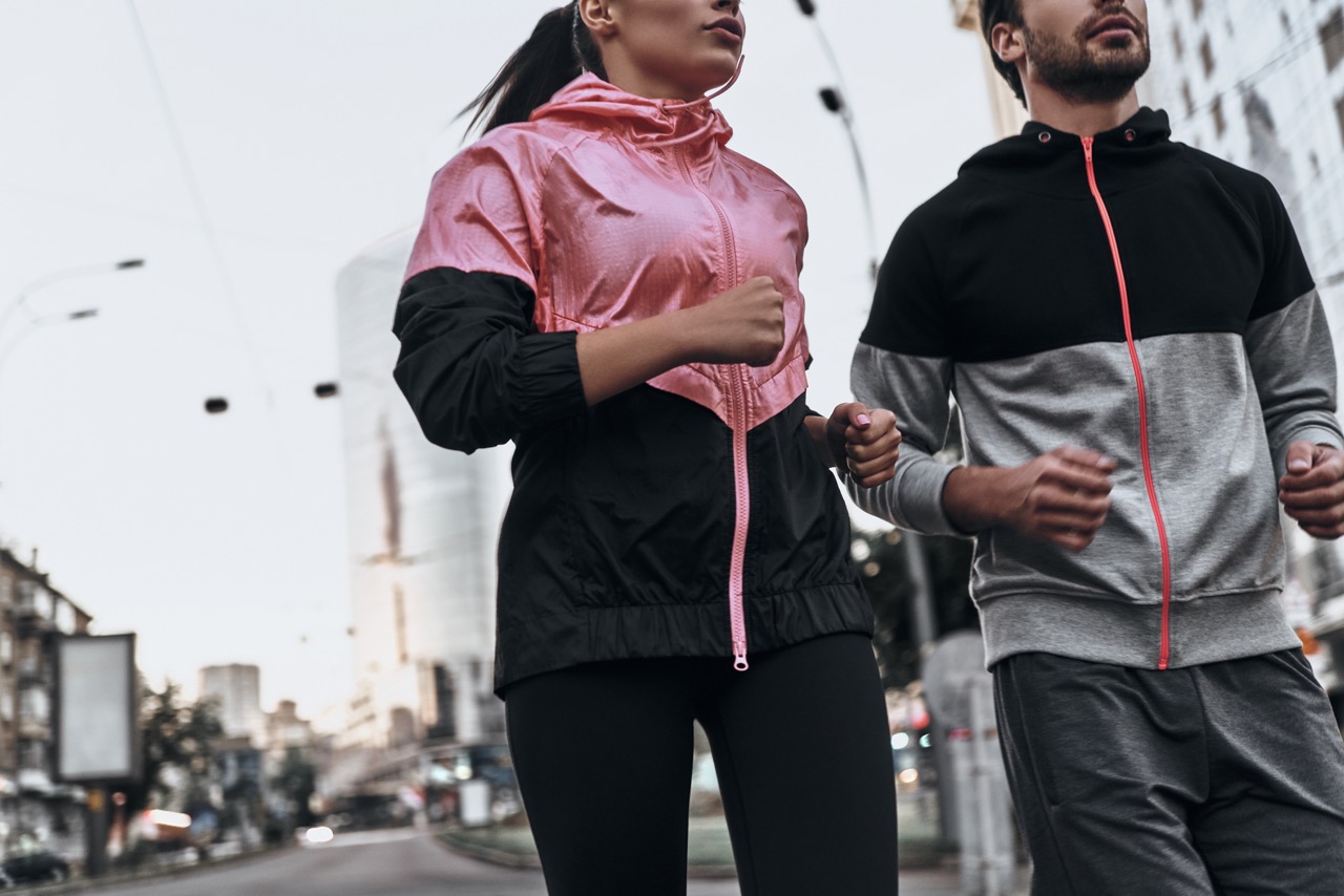 Man en vrouw windbreakers sportief
