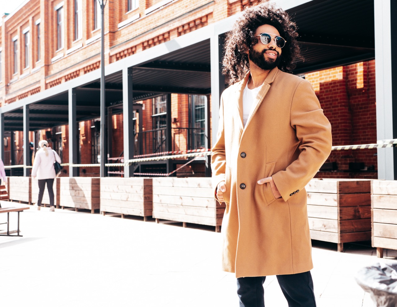 Man met een trendy jas