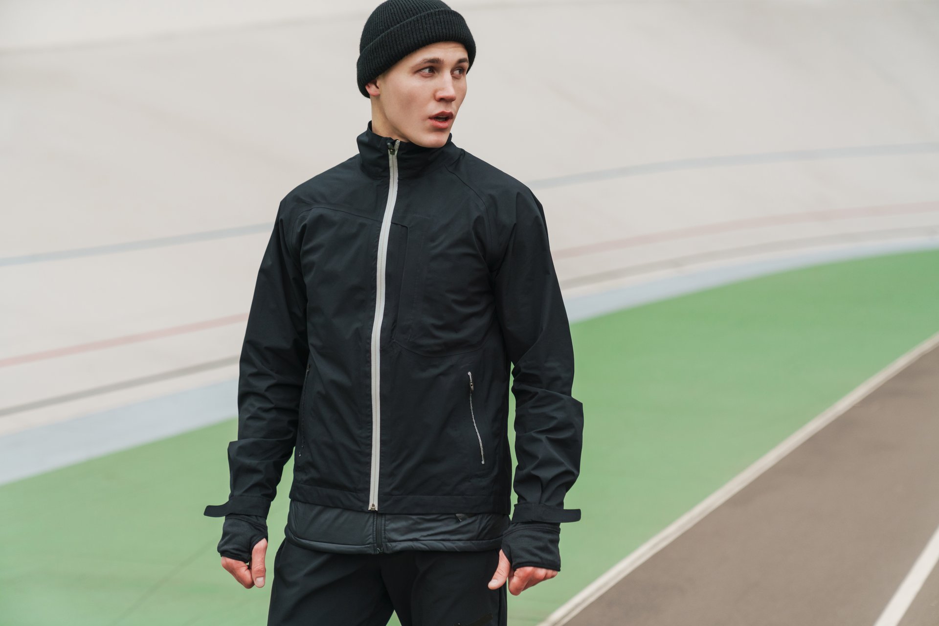 Buiten sporten in een winterjas