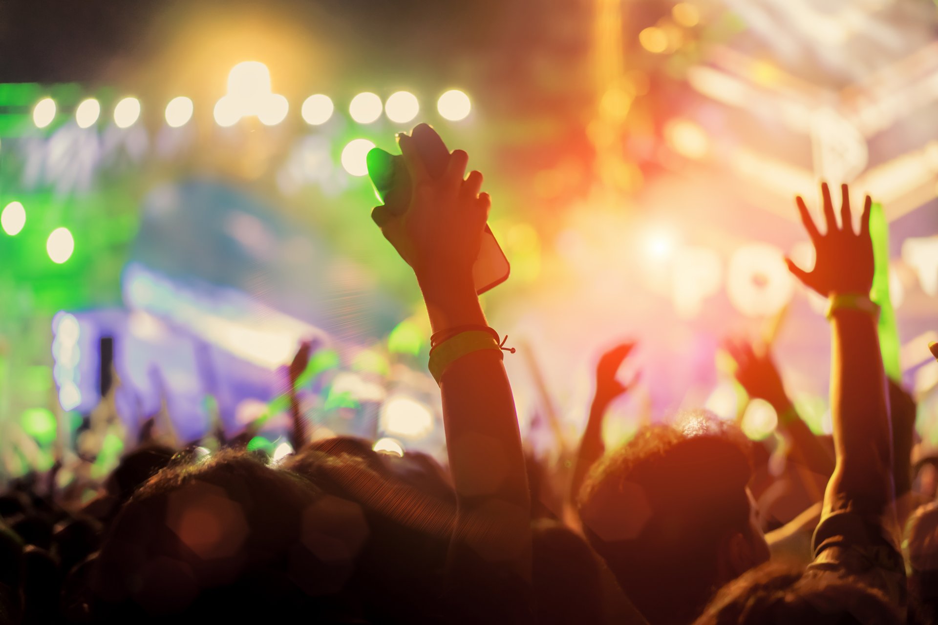 Festivalbezoeker in zomerjas