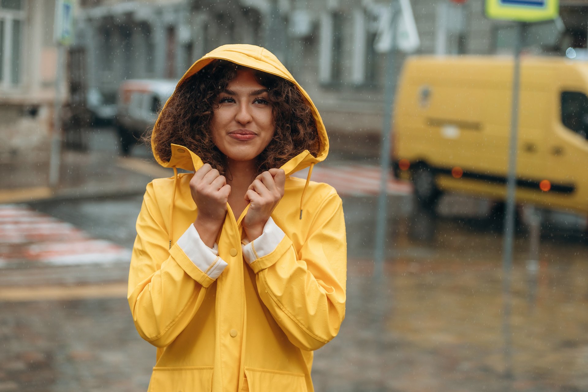 Vrouw in regenjas bij regenweer