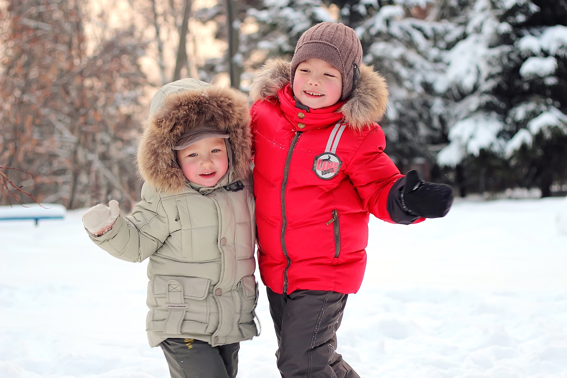 Kinderen in jas spelend buiten