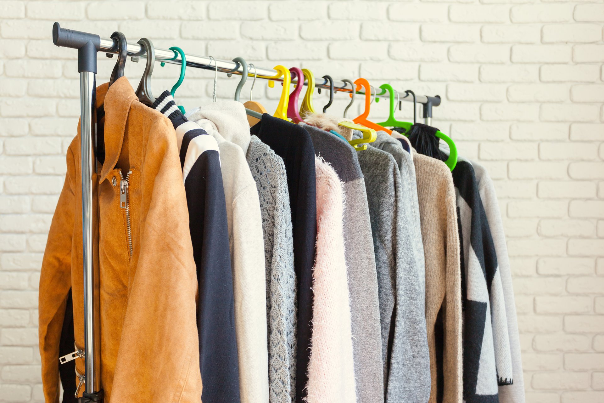 Kledingrek met verschillende jassen