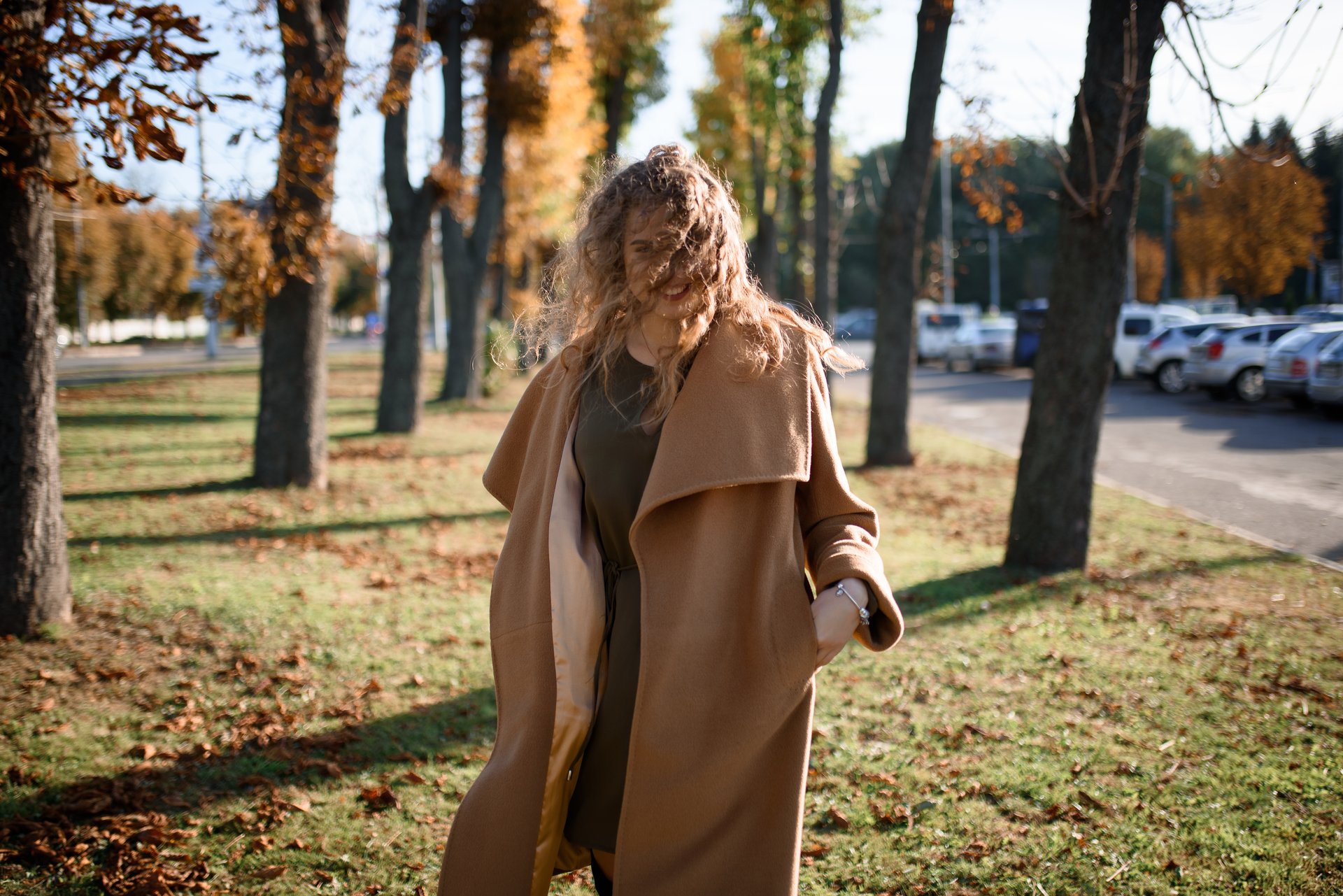Vrouw in modieuze jas buiten