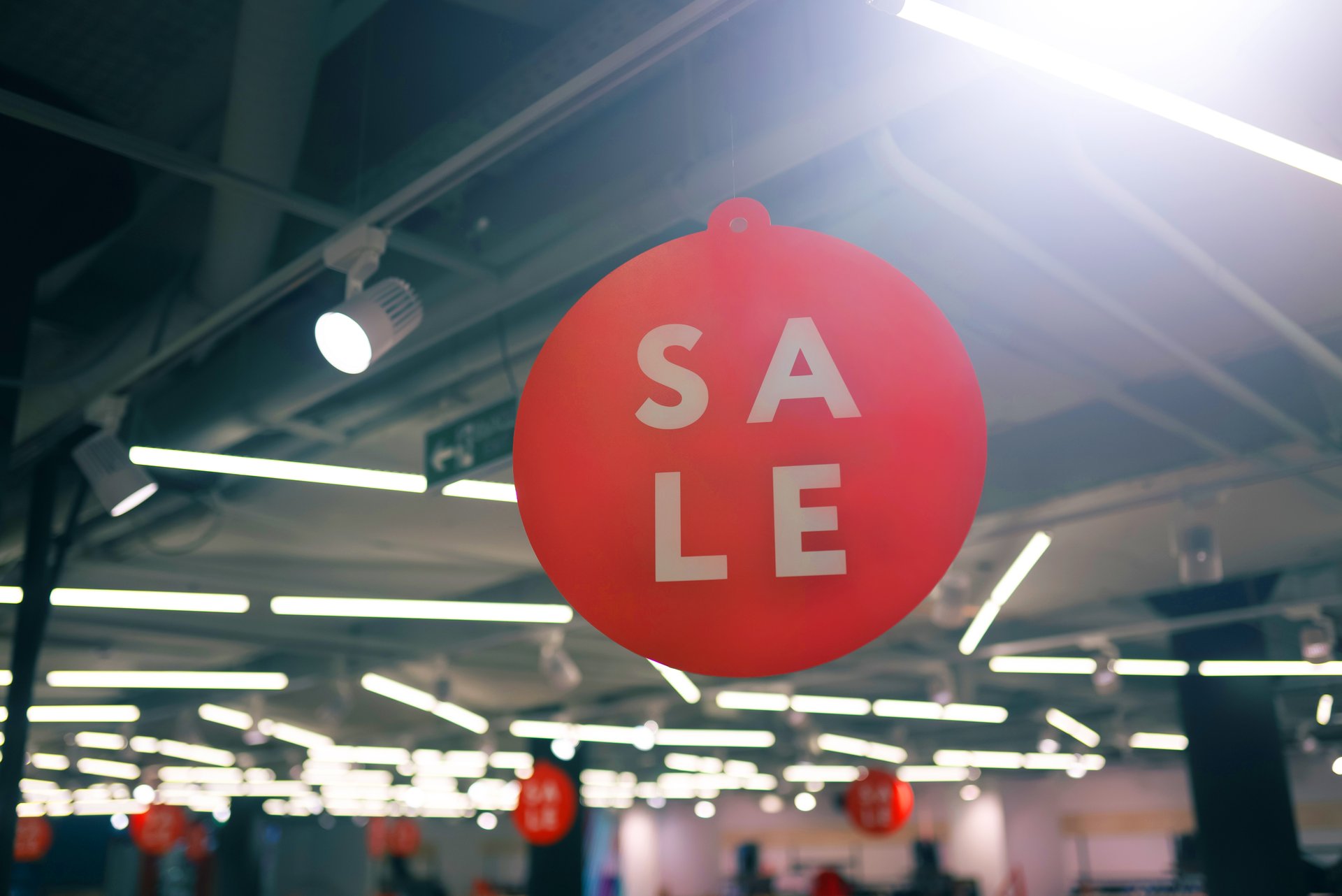 Sale-bord in kledingwinkel