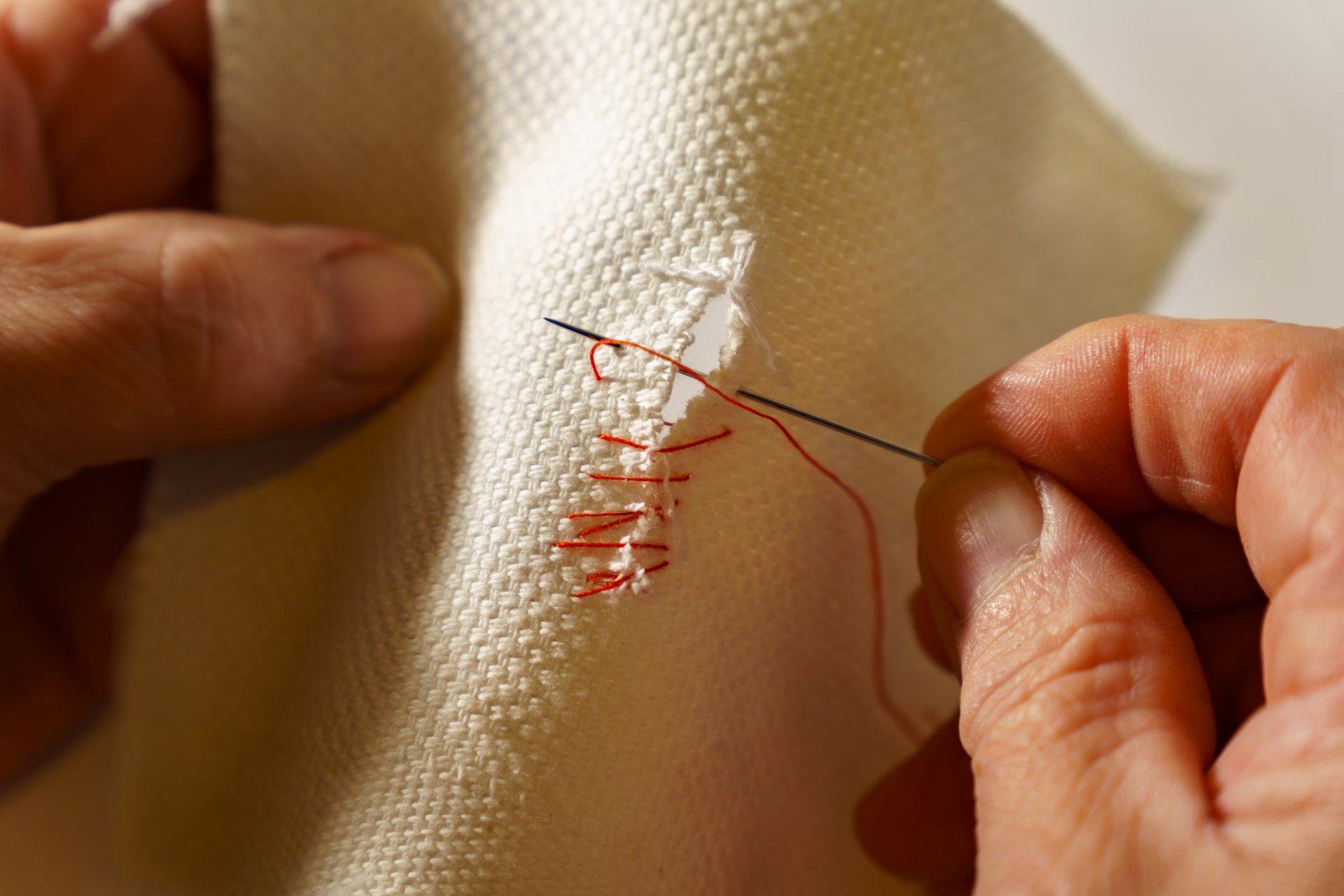 Scheur en gat in de jas repareren? Zo doe je dat