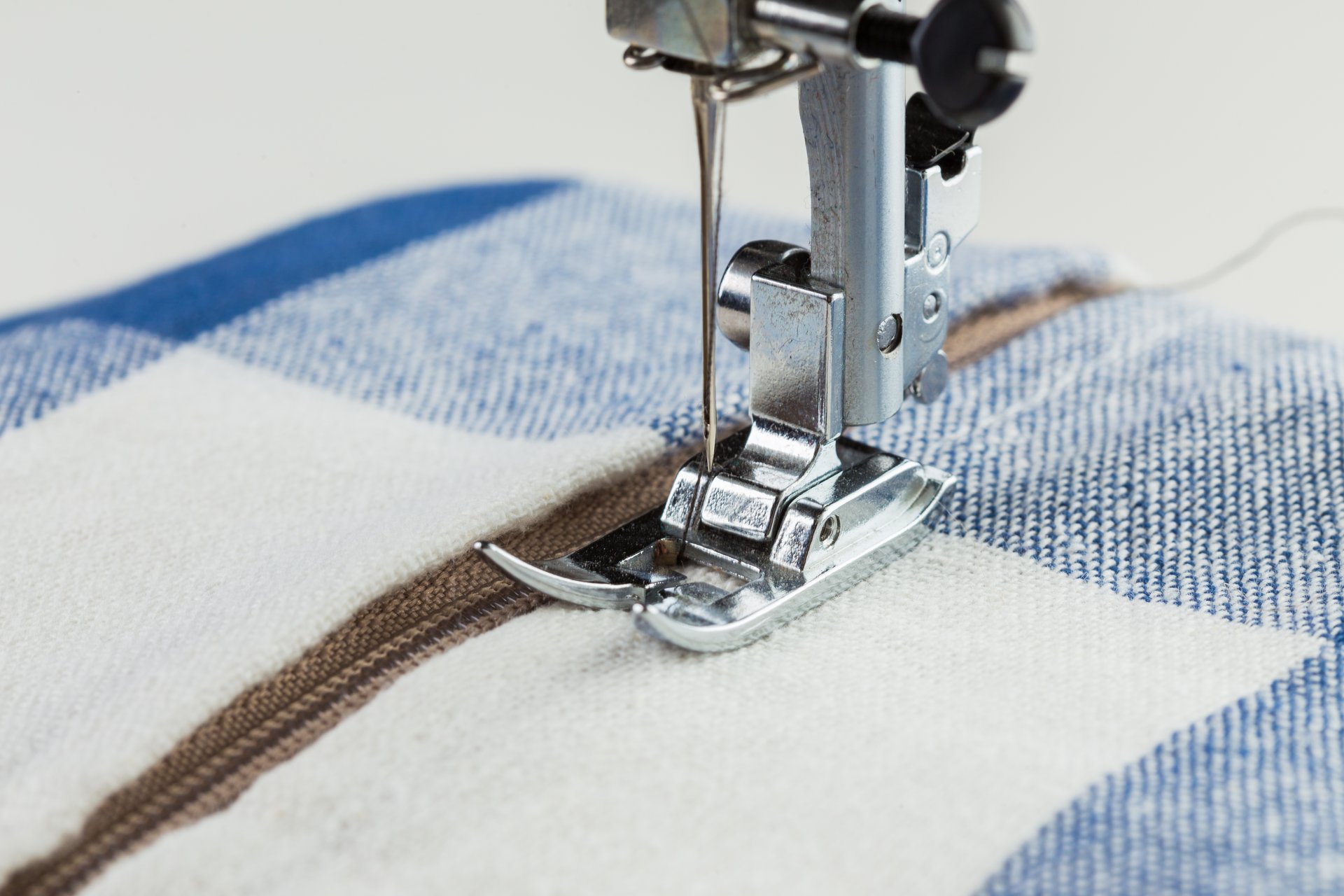 Ritsvoetje gebruiken bij het in naaien van een rits