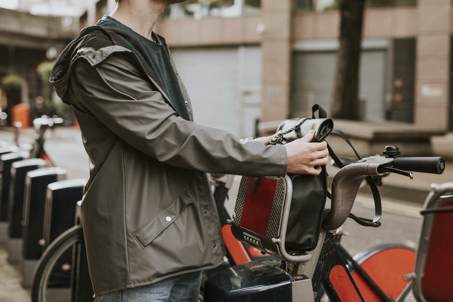 Op de fiets door de regen: welke jas moet je nemen?