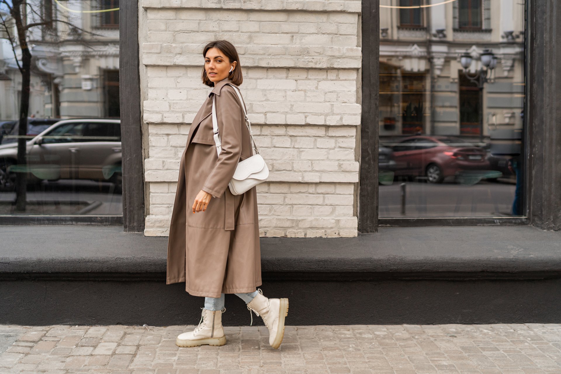 Mix and match: platform sneakers matchen met een jas
