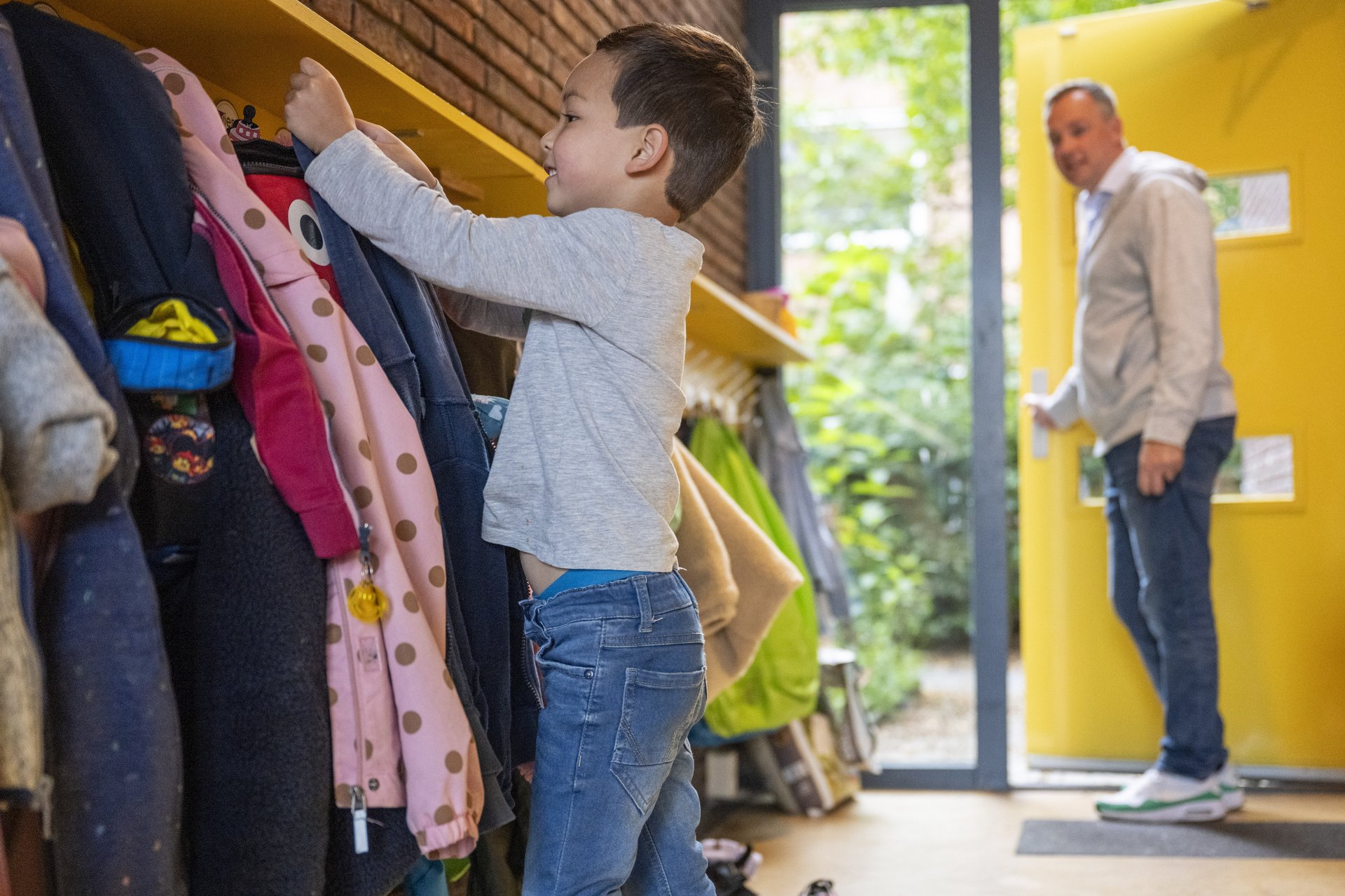 Stap voor stap een jas aantrekken bij een kind: zelf je jas aandoen