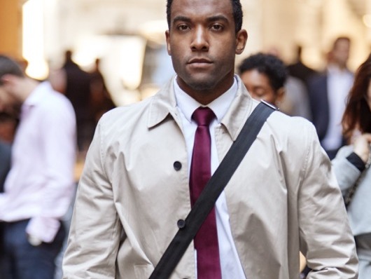 Businessman met een trenchcoat