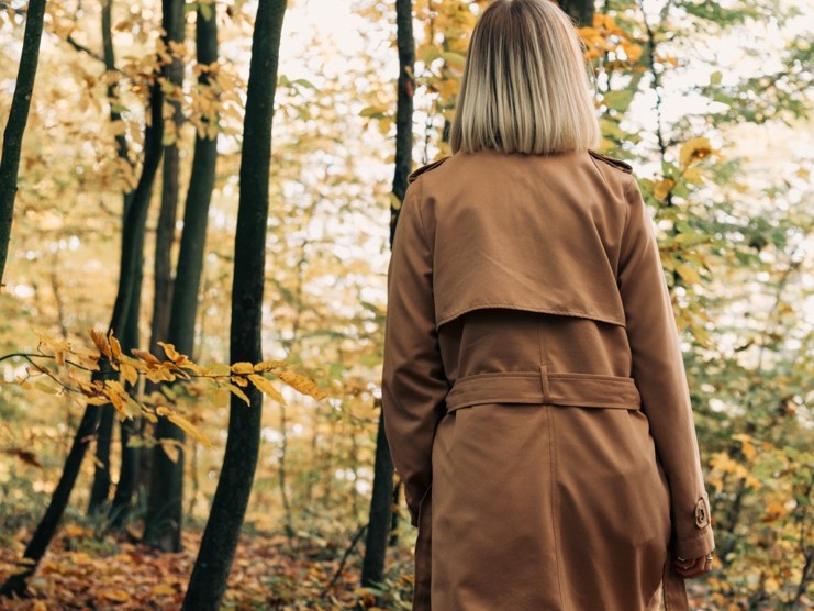 Vrouw met een camel jas