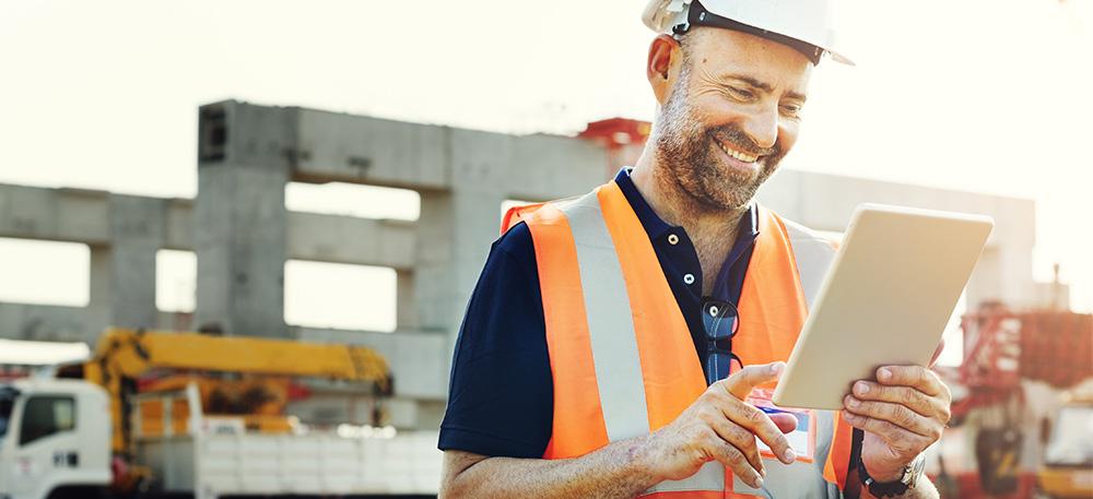 Preventieadviseur en docent Rudy Smedts: “Je kan als leidinggevende denken: ‘Ik lees de wetgeving wel.’ Maar de praktijk toont dat die vaak te algemeen en complex is om zonder duiding juist toe te passen. Dat is precies waar deze opleiding het verschil maakt.”