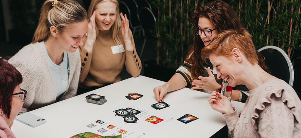 “Soms is er weerstand van sceptici. Dat mag en kan net een brug zijn naar verbinding. Een spel kan ontwapenend zijn en iedereen op gelijke voet zetten. Dat is net de kracht ervan. Deelnemers voelen zich meer op hun gemak, want ze krijgen het gevoel dat het ‘maar een spel is’. De authentieke interacties die je dan krijgt zijn enorm waardevol.”