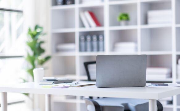 Scherpe termen als ‘de jacht op zieken’ en ‘kliklijn tegen artsen’ weerklinken de laatste weken als kritiek op de nieuwe maatregelen rond langdurige arbeidsongeschiktheid. Begrijpelijk, want veranderingen roepen altijd hevige emoties op. Maar helaas zet deze polarisatie ook de toon voor het verdere debat. Dat is jammer, want ze miskent de ernst en de complexiteit van het probleem. Willen we het aantal langdurig zieken echt naar beneden krijgen, moeten we bedrijven, artsen en zieke werknemers niet stigmatiseren, maar laten samenwerken.