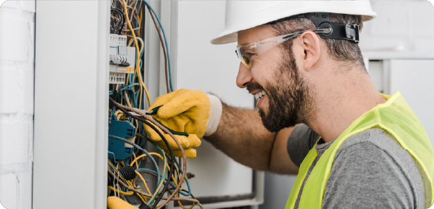 In elke onderneming zijn elektrische installaties aanwezig. Als ze niet goed onderhouden of gecontroleerd worden, houden ze risico’s in voor de veiligheid van je werknemers.