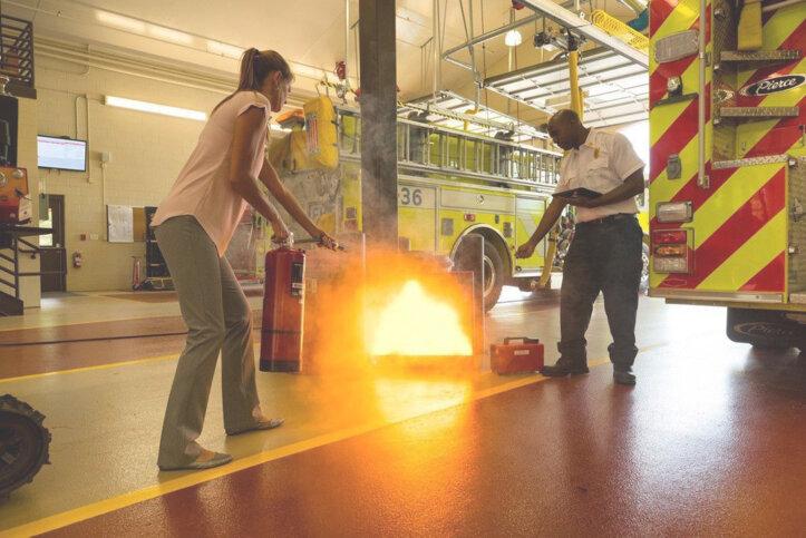 Since traditional training with a real fire causes smoke and extinguishing residue (powder or foam), we have a digital alternative.