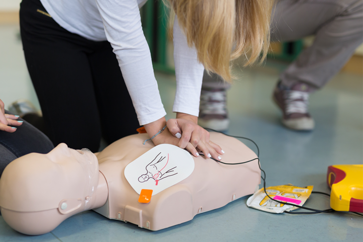 This practical course teaches the basic techniques of resuscitation and how to use an AED device.