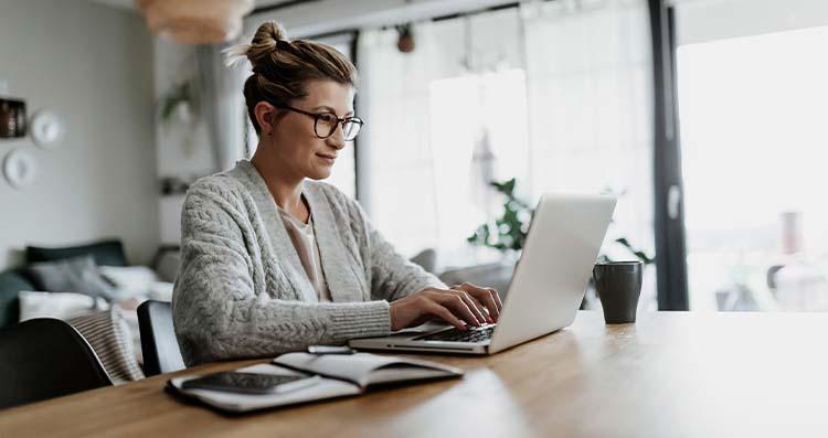 Depuis la pandémie de COVID-19, l’environnement de travail des travailleurs a profondément changé. Le télétravail ou le travail hybride se sont imposés dans de nombreuses organisations. Le télétravail présente de nombreux avantages sur le plan organisationnel, dont la réduction du temps de trajet domicile-travail. Mais il existe un revers potentiel à la médaille : le télétravail peut également avoir un impact sur la santé des travailleurs.