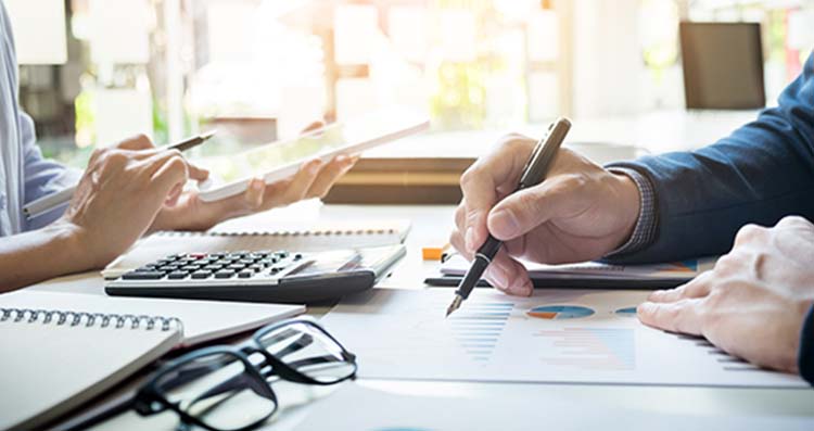 Het jaarverslag moet vóór 1 april beschikbaar zijn voor zowel de directie als de ondernemingsraad en het Comité voor Preventie en Bescherming op het Werk (CPBW).