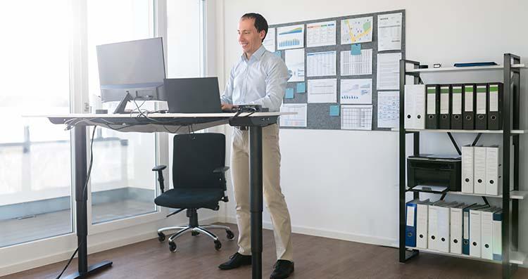 Het doel? Werknemers aanmoedigen om het langdurig zitten even te onderbreken en hen sensibiliseren over de negatieve effecten op de gezondheid van te lang ononderbroken te zitten. Zo brengt het een verhoogd risico op hart- en vaatziekten, diabetes en rugklachten met zich mee. Dat de actie in oktober plaatsvindt is geen toeval: het is de maand van de ergonomie.